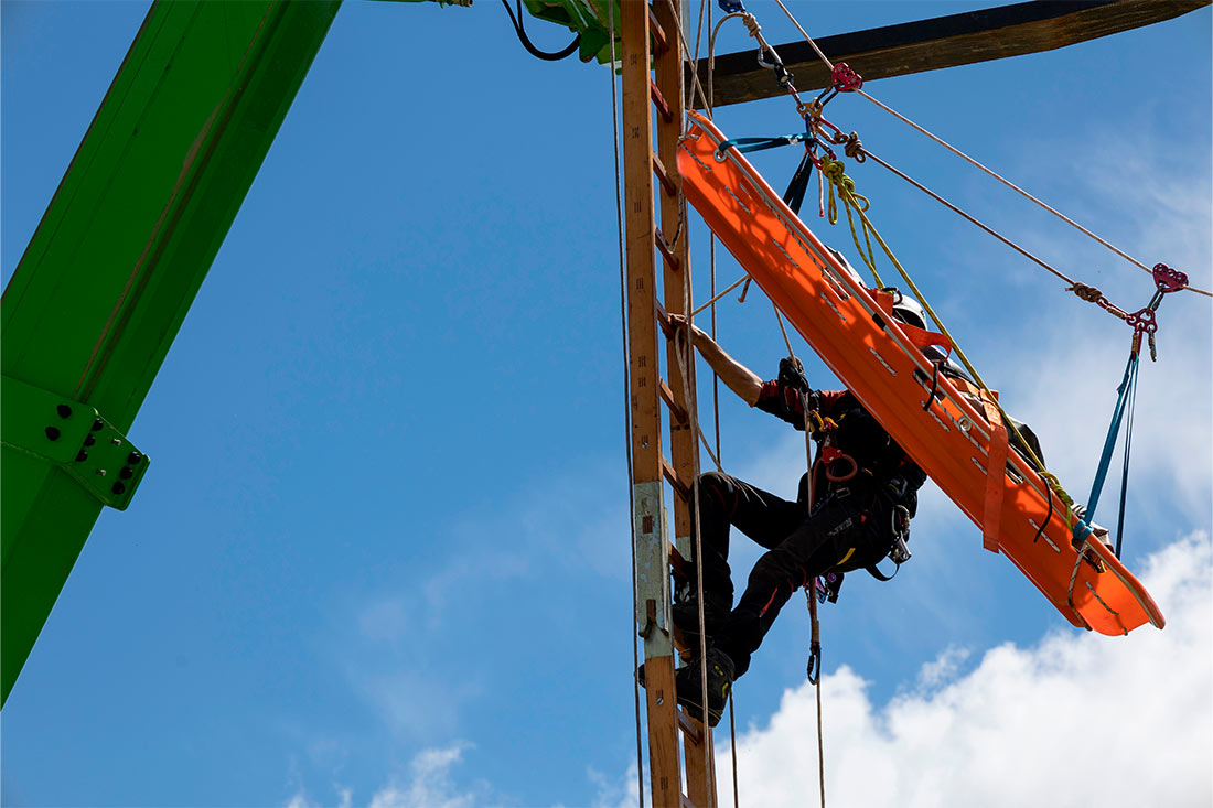 trabajador realizando un rescate en alturas