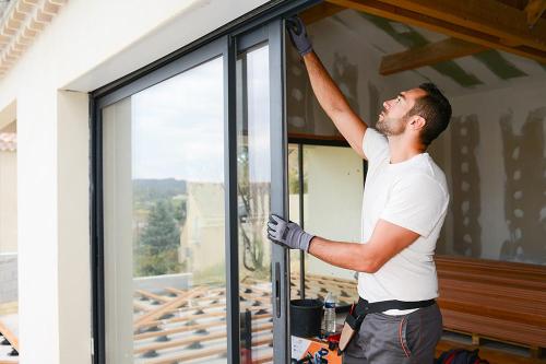 Alumno del curso PRL ventanas y acristalamientos instalando una ventana