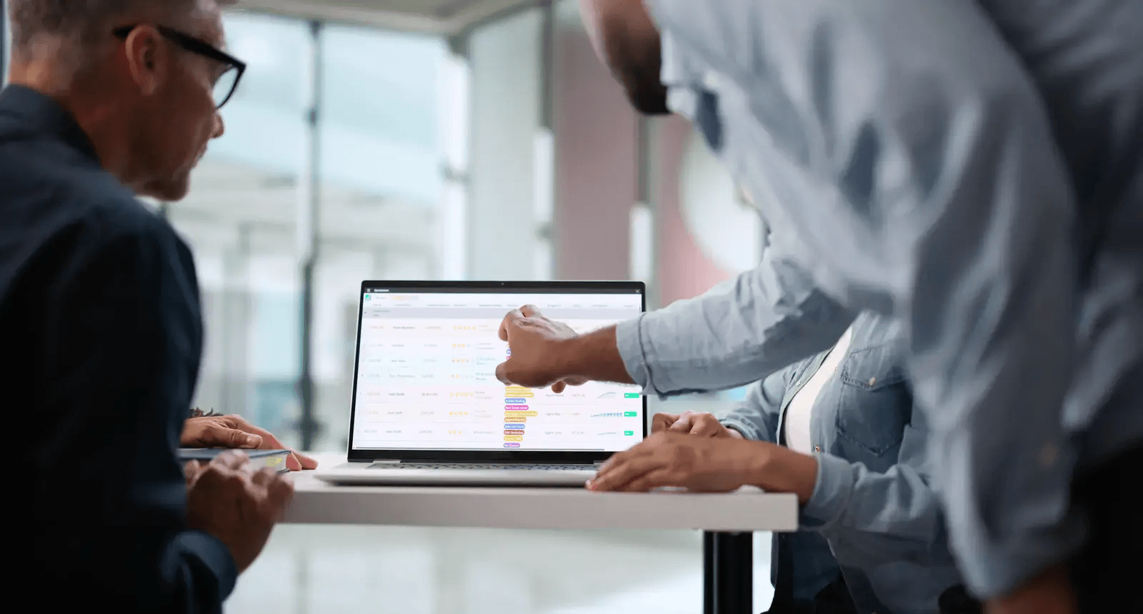 administrativos comprando la facturación de la empresa