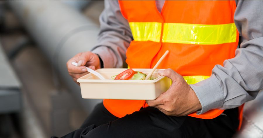 trabajador manteniendo una alimentación saludable en el trabajo