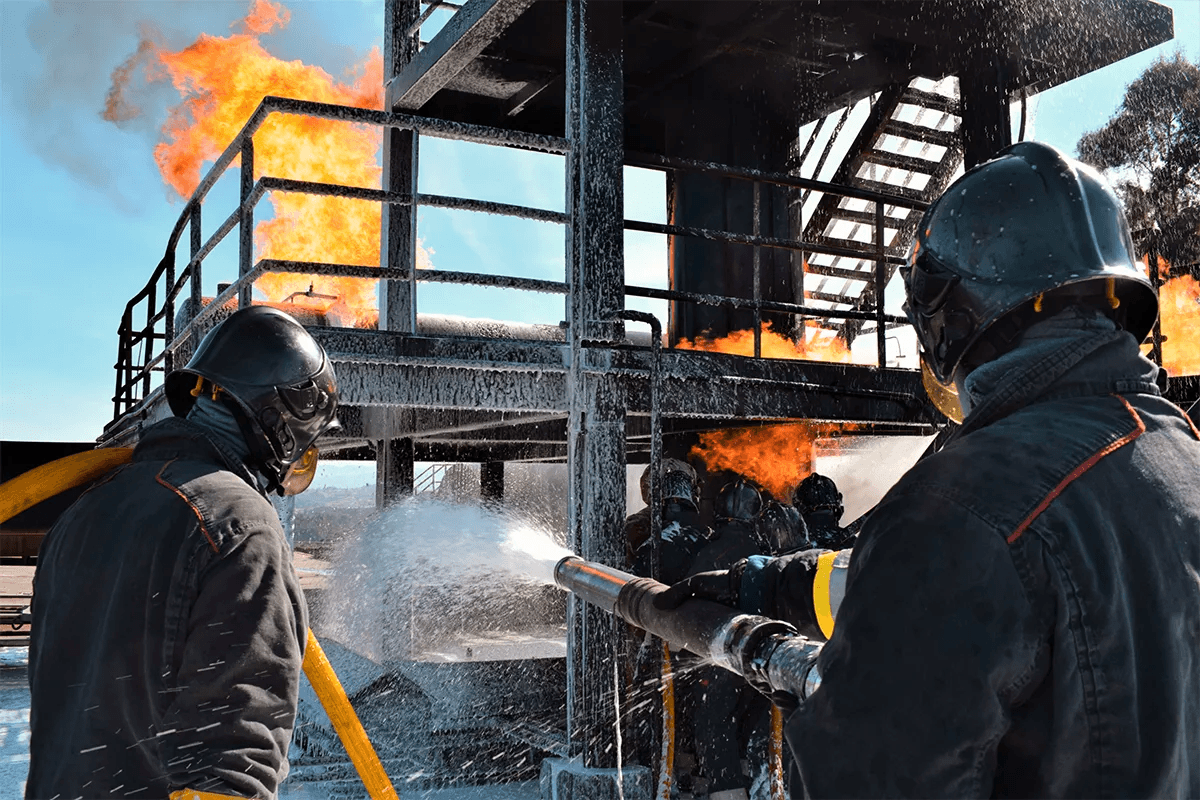 bomberos apagando un fuego en una fábrica