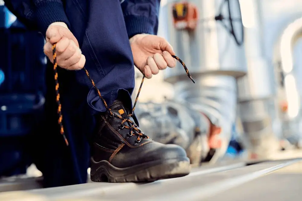 ¿Qué calzado debe usar un soldador para trabajar con seguridad?