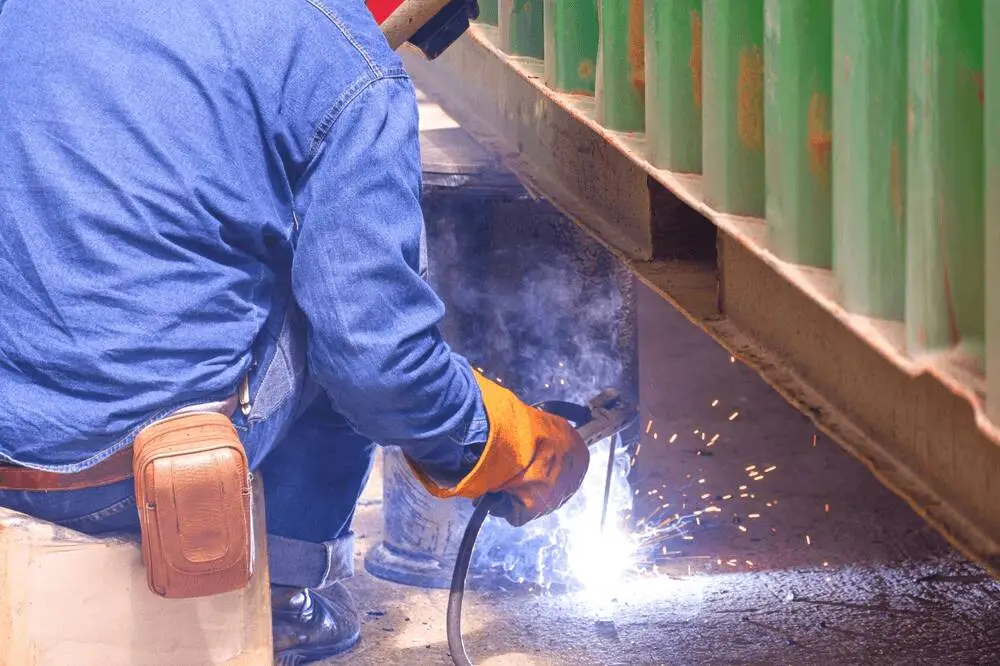 ¿Qué calzado debe usar un soldador para trabajar con seguridad?