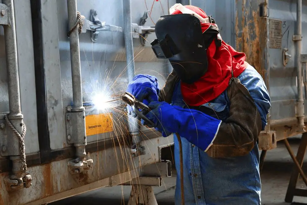¿Qué calzado debe usar un soldador para trabajar con seguridad?