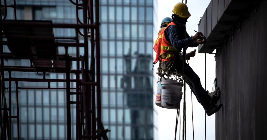 trabajador llevando equipos de protección personal de trabajos en alturas