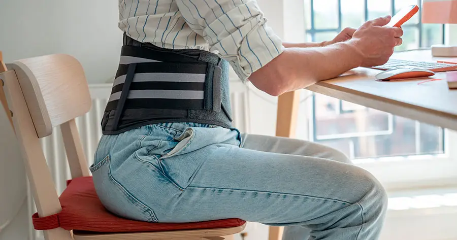 ¿Es recomendable usar fajas lumbares para el trabajo?