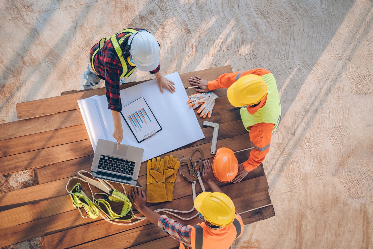 trabajadores recibiendo una formación en base al convenio de la construcción