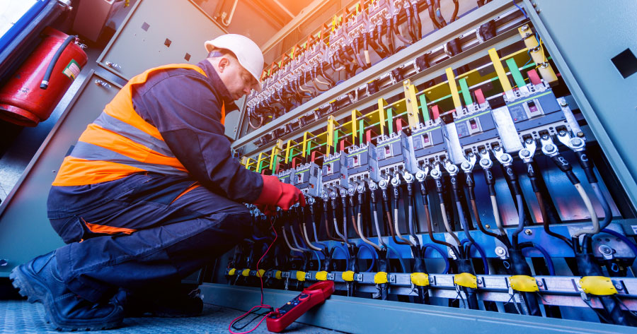 trabajador de mantenimiento eléctrico industrial