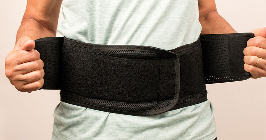 persona ajustándose la faja lumbar