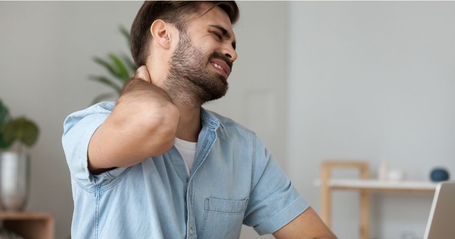 persona padeciendo fibromialgia en el lugar de trabajo