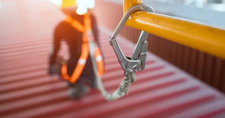 Prevención de caídas en alturas: protocolos y equipos de protección