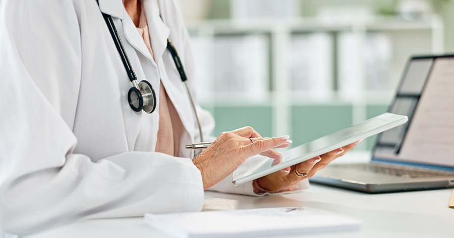 médico pautando las recomendaciones médicas tras una baja de larga duración