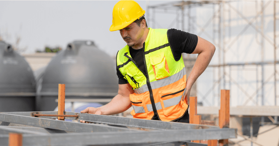 Trabajador que representa un riesgo ergonómico por mala postura