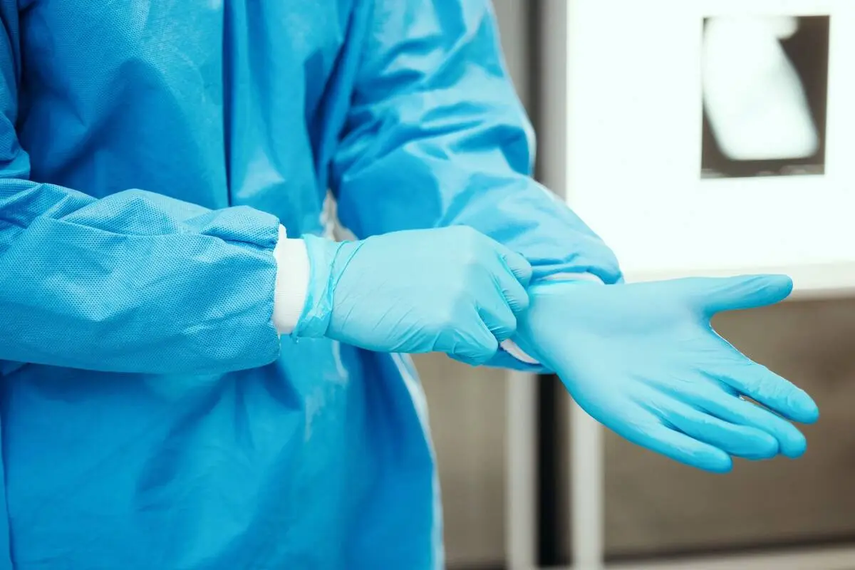 Uso obligatorio de guantes: normativa, tipos y aplicación en el trabajo