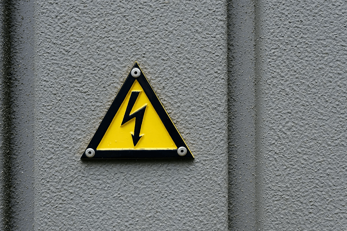 señal de riesgo eléctrico