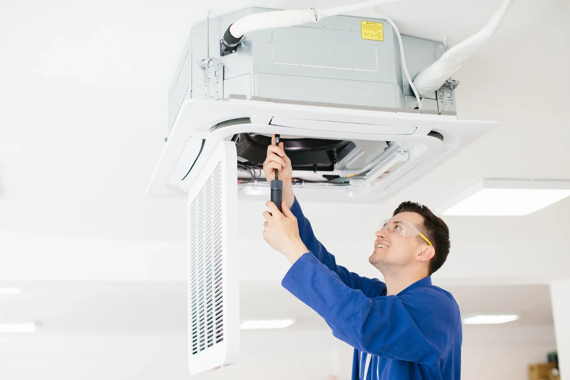 Técnico ajustando aire acondicionado para adaptarse a normativa de confort térmico