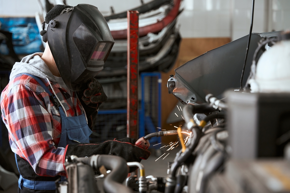 soldador usando una pantalla facial