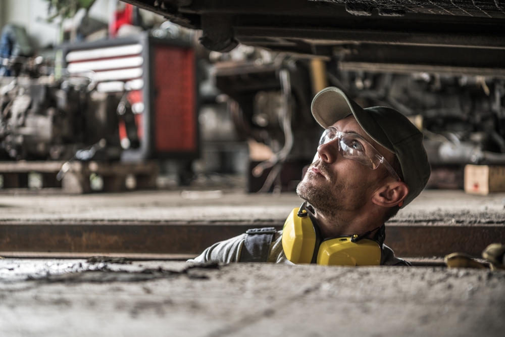técnico con gafas y gorra de seguridad