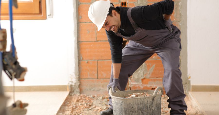 trabajador con dolor por fibromialgia