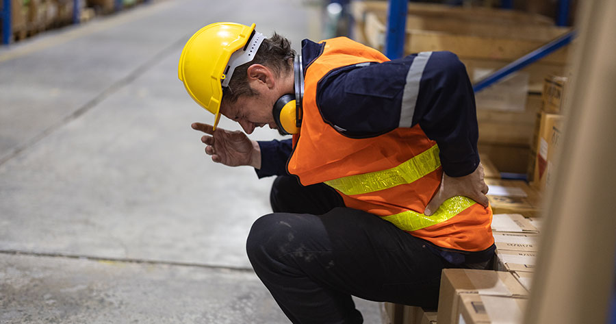 trabajador con dolor lumbar
