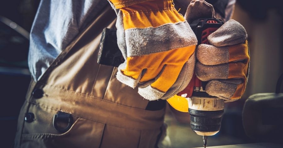 trabajador ajustándose los guantes de seguridad