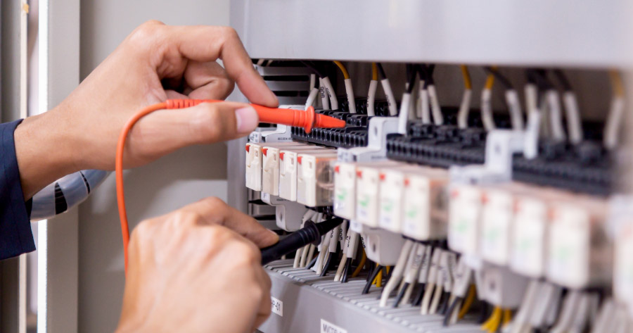 trabajador manipulando una instalacion electrica