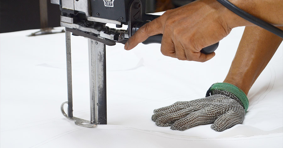 trabajador textil llevando guantes de malla