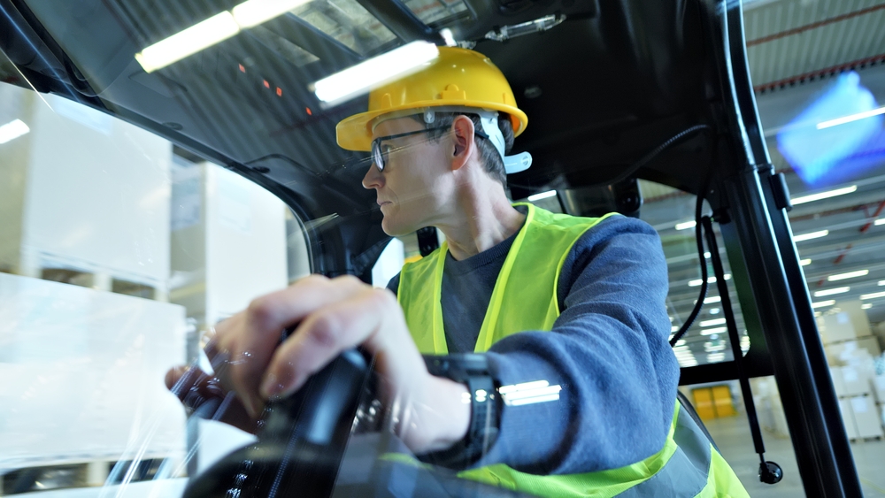trabajador usando una carretilla