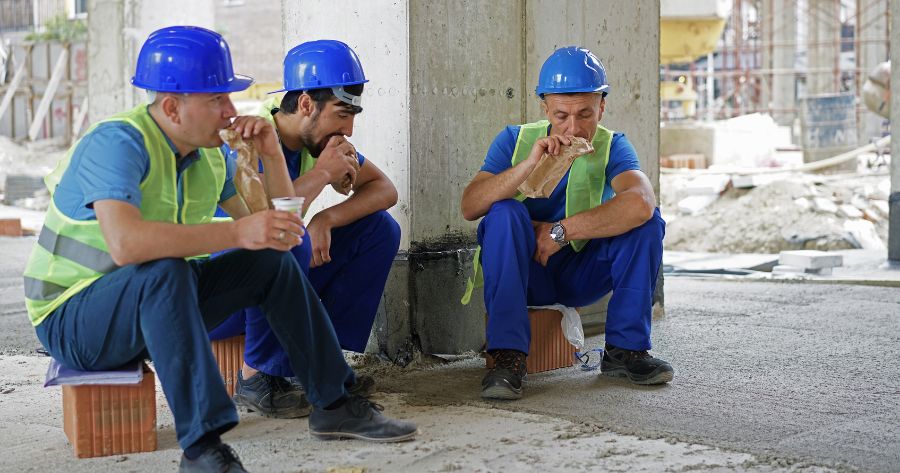 trabajadores llevando una alimentación saludable en el trabajo en el almuerzo