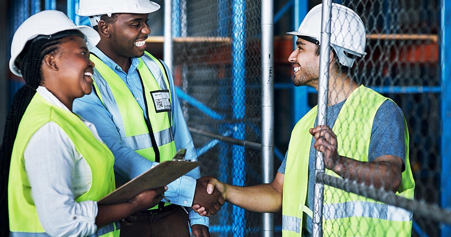 trabajadores reincorporándose a su puesto de trabajo