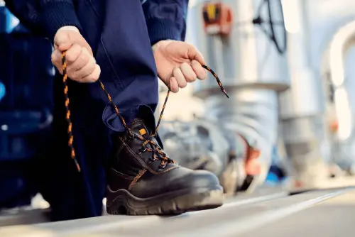 ¿Qué calzado debe usar un soldador para trabajar con seguridad?