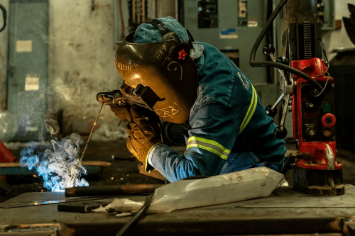 soldador trabajando en una empresa