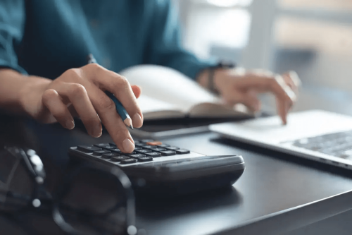 trabajadora emitiendo una factura