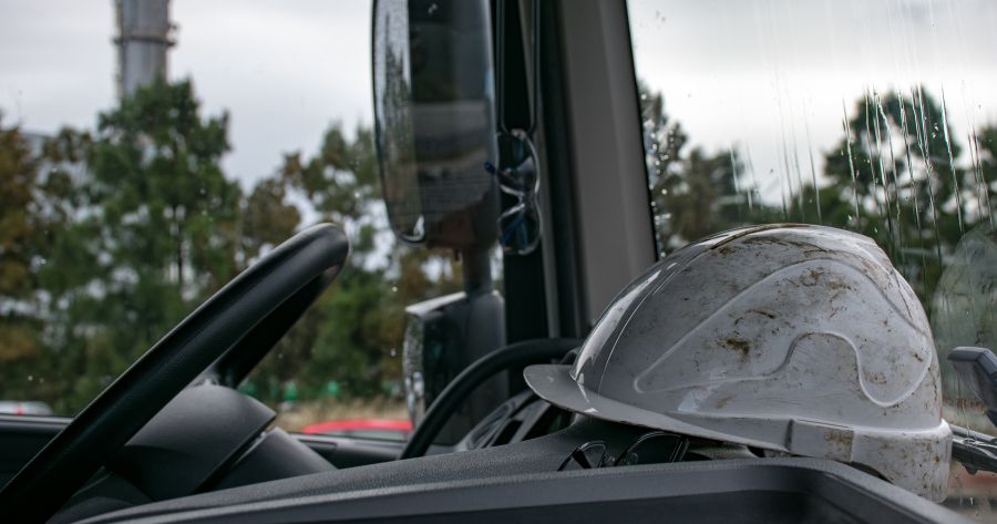 casco de seguridad dentro de un vehículo de empresa