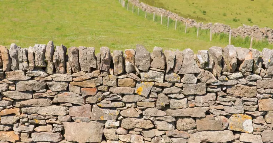 muro de piedra seca en paisaje